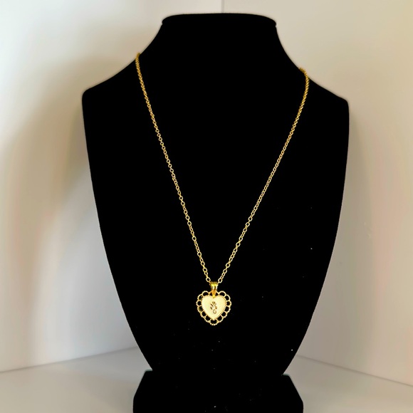 Jewelry - Gold necklace with heart pendant